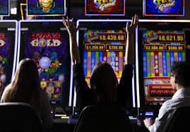 myibet ကာစီနို Myanmar ကစားသမားများ Mobile ဖြင့် Baccarat ကစားနေသောမြင်ကွင်း